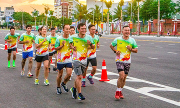 Runner ngành công an khởi động cho VnExpress Marathon