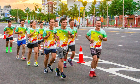 Police runners warm up for VnExpress Marathon