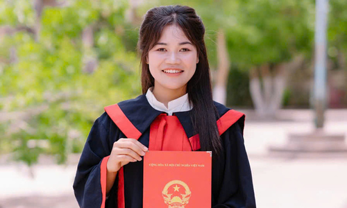 Thủ khoa mồ côi, làm thuê để ăn học