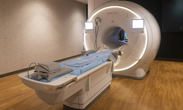 Người đàn ông bị hút vào máy chụp MRI do đeo vòng kim loại