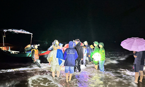 Tàu du lịch chìm trên biển Thiên Cầm, 34 người được cứu