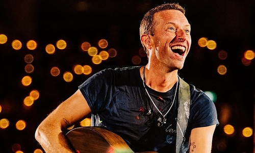 Thủ lĩnh Coldplay trêu fan sau vụ Kiss Cam lộ chuyện ngoại tình