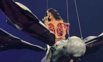 Video 'Katy Perry suýt rơi từ trên cao trong concert' gây chú ý