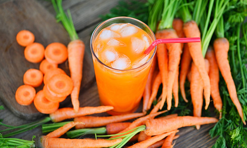 Does drinking a lot of carrot juice increase the risk of hepatitis B?