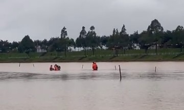 Cảnh sát cứu hai anh em gặp nạn trên sông Đăk Bla