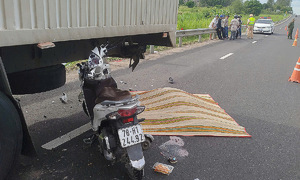 Three family members die after colliding with parked truck