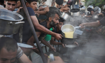 Tuyệt vọng chờ đồ ăn ở Dải Gaza