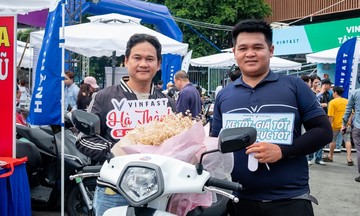 Hàng nghìn người dân TP HCM đổi xe xăng lấy xe điện