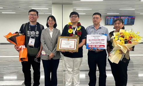 High school student wins silver medal at International Mathematics Olympiad, receives 50 million VND reward
