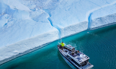 Vietnamese tourist witnesses the midnight sun amidst Greenland's giant icebergs
