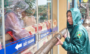 Người dân bảo vệ tài sản trước bão Wipha