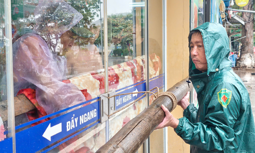 Người dân bảo vệ tài sản trước bão Wipha