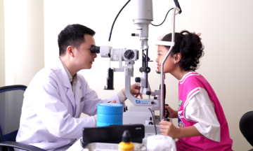 Viễn thị bẩm sinh có tự khỏi không?