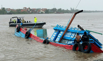 Thuyền lật, đường phố ngập trong bão Wipha