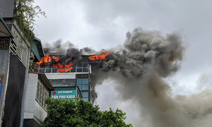 Fire engulfs rooftop of five-story Hanoi building