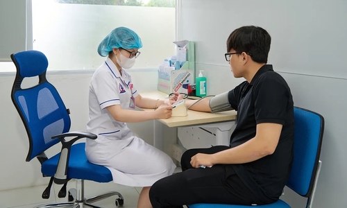 Lợi nhuận bệnh viện của ông Trầm Bê giảm một nửa