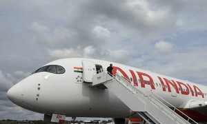 Phi cơ Ấn Độ cháy máy phát điện khi vừa hạ cánh