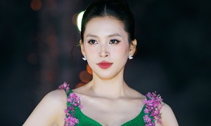 Sea morning glory and fireworks illuminate Da Nang fashion show