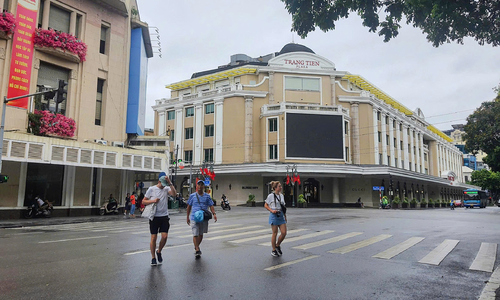 Phố phường Hà Nội thưa vắng ngày bão Wipha đổ bộ