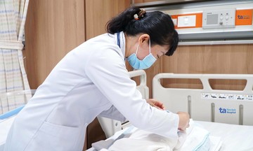 Nuôi sống cặp song sinh nặng hơn 1 kg