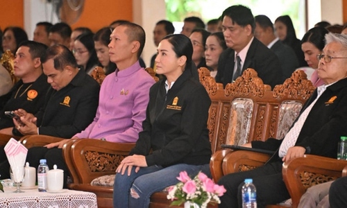 Bộ trưởng Giáo dục Thái Lan gây tranh cãi vì mặc quần jean rách dự sự kiện