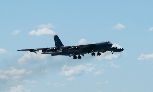 Không quân Mỹ điều tra vụ B-52 suýt va chạm máy bay chở khách