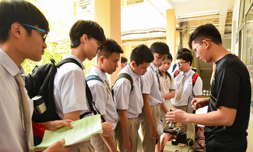 Đại học băn khoăn yêu cầu 8 điểm Toán cho ngành bán dẫn