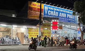 Mang súng cướp tiệm vàng