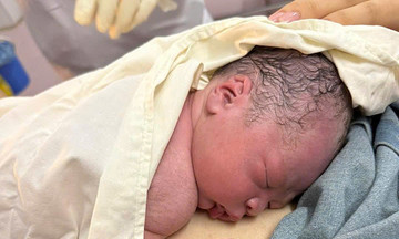 Đẻ rơi trước cổng bệnh viện