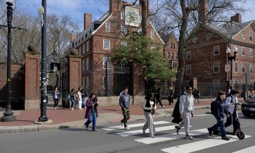Harvard bên bờ vực thâm hụt ngân sách