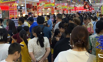 Người dân đổ xô tích trữ thực phẩm trước bão Wipha