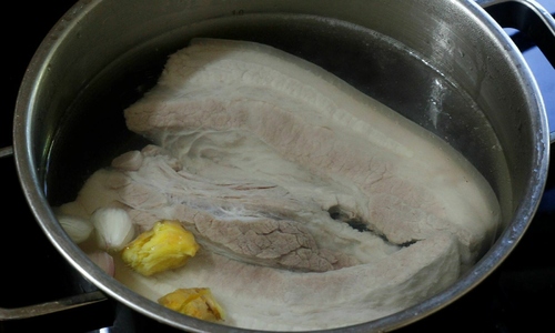 Có nên tận dụng nước luộc thịt?