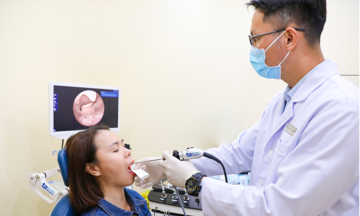 Vết loét lưỡi do nấm khác ung thư thế nào?