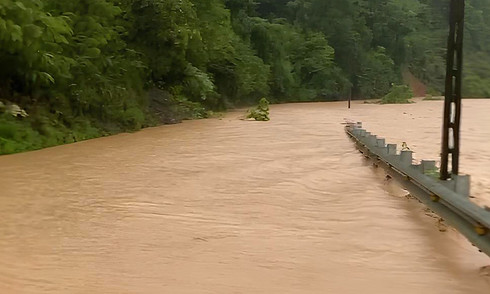 25 passengers trapped by floodwaters rescued after 15-hour ordeal
