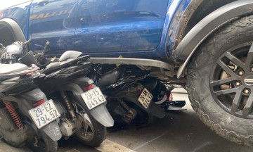Xe bán tải tông 7 xe máy ở Hà Nội