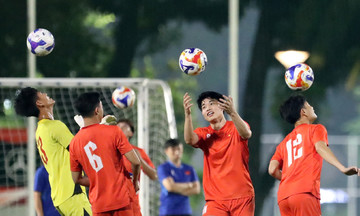 Việt Nam tập trên sân thiếu ánh sáng trước bán kết U23 Đông Nam Á