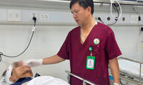 Mổ cứu nạn nhân nguy kịch trong vụ ôtô đâm loạt xe máy ở Hà Nội