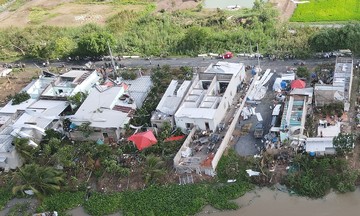 Hàng trăm căn nhà đổ sập, tốc mái sau giông lốc