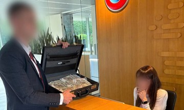 CĐV Crystal Palace mang vali tiền giả đến trụ sở UEFA