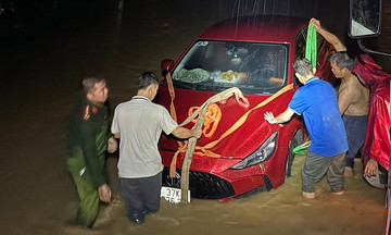Người dân Nghệ An trắng đêm chạy lũ