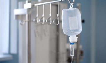 Uống nhầm dầu thắp đèn thờ, bé 3 tuổi nguy kịch