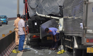 Truck collision on Can Tho bridge causes major traffic jam