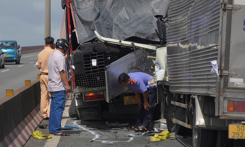 Truck collision on Can Tho bridge causes major traffic jam