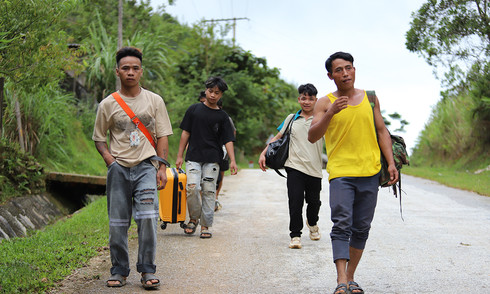 Man walks dozens of kilometers home for family funeral after flood