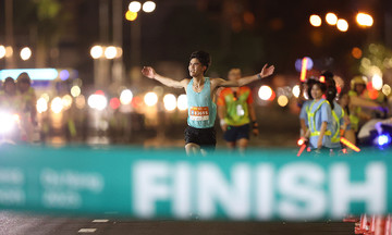 Chiến thuật 'tất tay' giúp runner Việt hạ đối thủ Kenya
