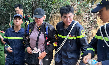 Cứu du khách nước ngoài đi lạc trên núi ở Khánh Hòa