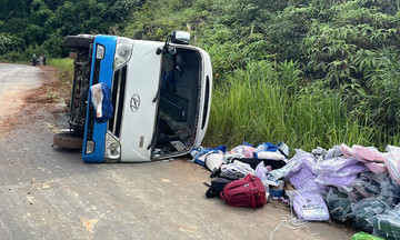 Ôtô chở 19 sinh viên bị lật