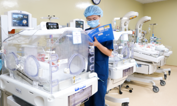Hai tháng nuôi sống bé sinh non suy hô hấp