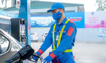 Giá xăng giảm, dầu tăng