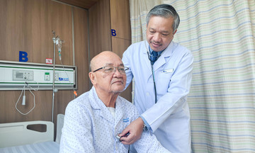 Bắc ba cầu nối mạch vành tái thông dòng máu nuôi tim cụ ông
